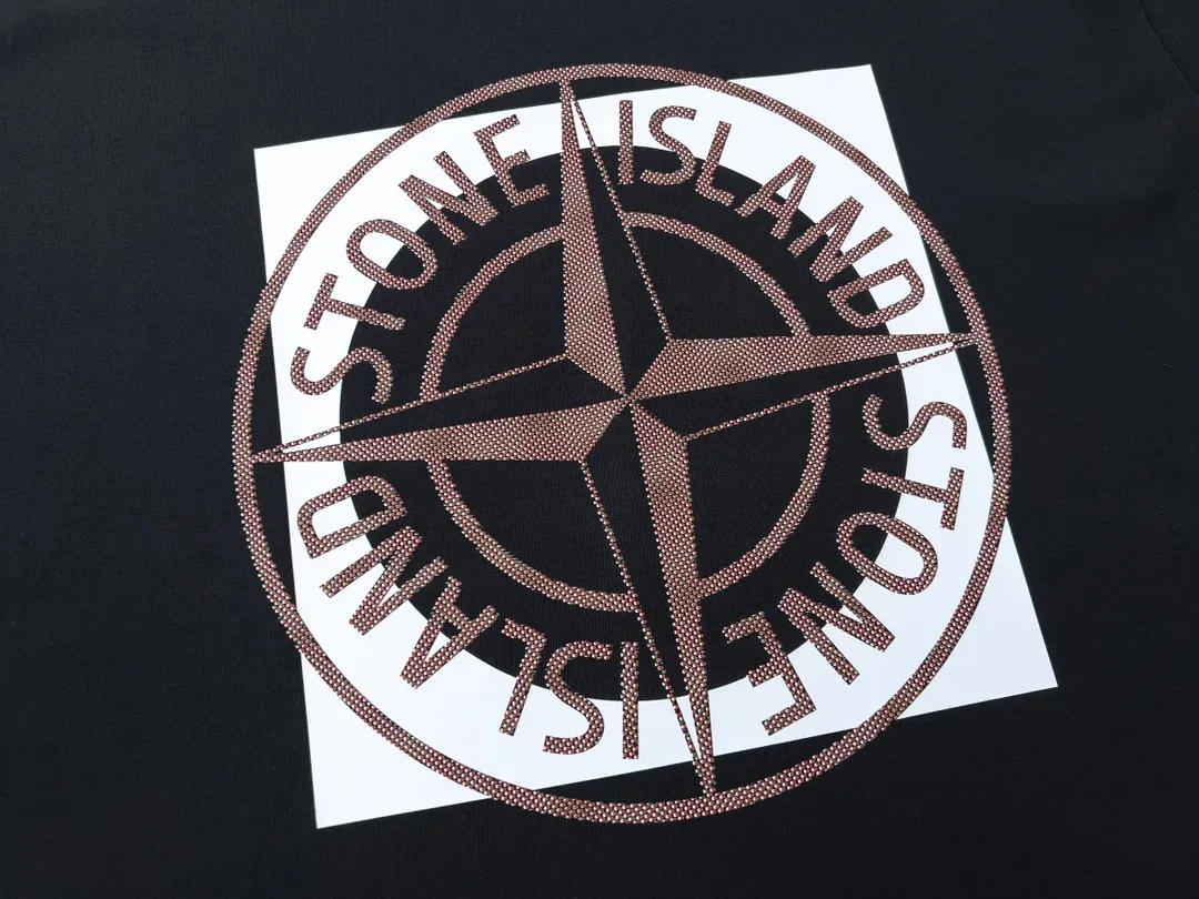 W615#P110💰 [Stone lsland/Stone Island summer new short-sleeved T-shirt with big compass print on the chest] ⚠️[Original creation with high control of details] - Made of 260 grams of combed cotton with 32-count double yarn, soft and comfortable to the touch, sweat-absorbent and breathable. - Simple, basic and versatile style, original quality, the first choice for couples. - Made in a large factory, four needles and five threads on the shoulder, neatly arranged, high quality workmanship. - Same style for men and women. Very versatile, one piece for everyone, details are clearly visible. Color: Black White Size: M L
